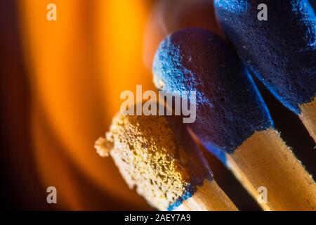 Macro photo de burning matches sur noir, fond abstrait avec le feu Banque D'Images