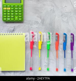 Stylos gel multicolore sur un fond gris. L'éducation, à l'école ou freelancer concept, mise à plat, vue du dessus, les médias sociaux hero modèle d'en-tête Banque D'Images