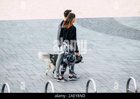 Tel Aviv Israël Décembre 07, 2019 Voir l'inconnu de personnes marchant dans les rues de Tel Aviv dans l'après-midi Banque D'Images