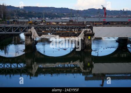 Pont de chemin de fer traversant la rivière Bidassoa, Hendaye, Pyrénées-Atlantiques, France Banque D'Images