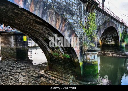 Pont de chemin de fer traversant la rivière Bidassoa, Hendaye, Pyrénées-Atlantiques, France Banque D'Images