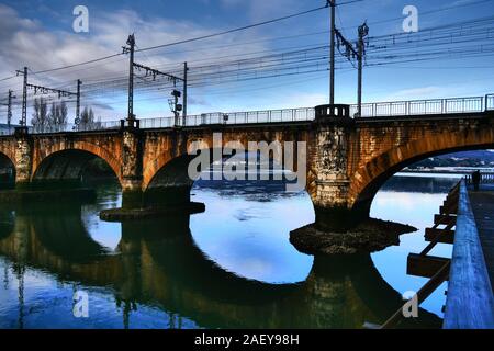 Pont de chemin de fer traversant la rivière Bidassoa, Hendaye, Pyrénées-Atlantiques, France Banque D'Images