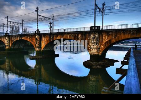 Pont de chemin de fer traversant la rivière Bidassoa, Hendaye, Pyrénées-Atlantiques, France Banque D'Images