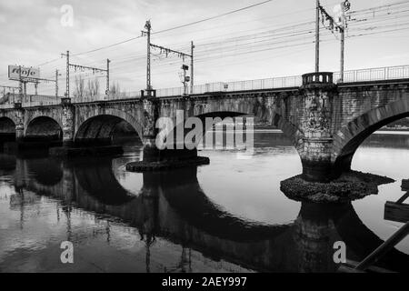 Pont de chemin de fer traversant la rivière Bidassoa, Hendaye, Pyrénées-Atlantiques, France Banque D'Images