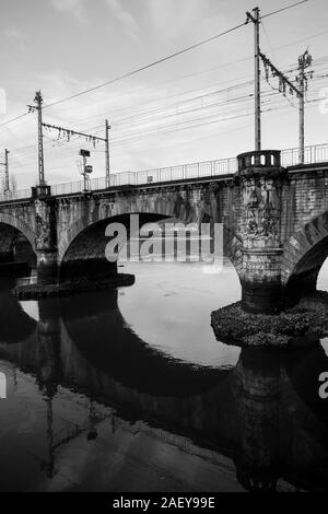 Pont de chemin de fer traversant la rivière Bidassoa, Hendaye, Pyrénées-Atlantiques, France Banque D'Images