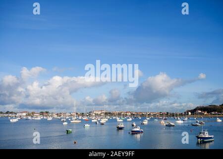 Les bateaux à voile, la baie de Chigoundy, Hendaye, Pyrénées-Atlantique, France Banque D'Images