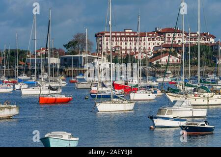 Les bateaux à voile, la baie de Chigoundy, Hendaye, Pyrénées-Atlantique, France Banque D'Images