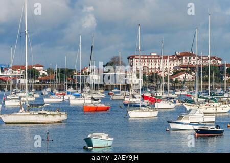 Les bateaux à voile, la baie de Chigoundy, Hendaye, Pyrénées-Atlantique, France Banque D'Images