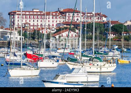 Les bateaux à voile, la baie de Chigoundy, Hendaye, Pyrénées-Atlantique, France Banque D'Images