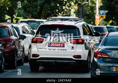 Tel Aviv Israël Décembre 08, 2019 Avis d'un voiture de police israéliens roulant dans les rues de Tel Aviv dans l'après-midi Banque D'Images