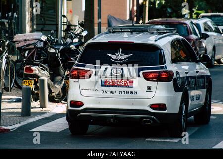 Tel Aviv Israël Décembre 08, 2019 Avis d'un voiture de police israéliens roulant dans les rues de Tel Aviv dans l'après-midi Banque D'Images