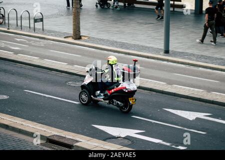 Tel Aviv Israël Décembre 08, 2019 Vue d'une ambulance israélienne roulant dans les rues de Tel Aviv dans l'après-midi Banque D'Images