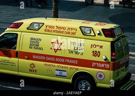 Tel Aviv Israël Décembre 08, 2019 Vue d'une ambulance israélienne roulant dans les rues de Tel Aviv dans l'après-midi Banque D'Images