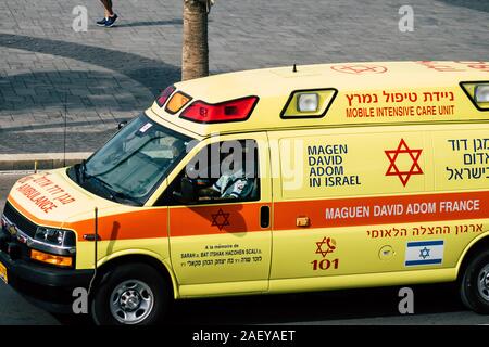 Tel Aviv Israël Décembre 08, 2019 Vue d'une ambulance israélienne roulant dans les rues de Tel Aviv dans l'après-midi Banque D'Images