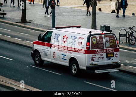 Tel Aviv Israël Décembre 08, 2019 Vue d'une ambulance israélienne roulant dans les rues de Tel Aviv dans l'après-midi Banque D'Images