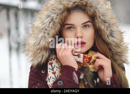 Jeune fille blonde aux yeux bleus. Portrait d'hiver Banque D'Images