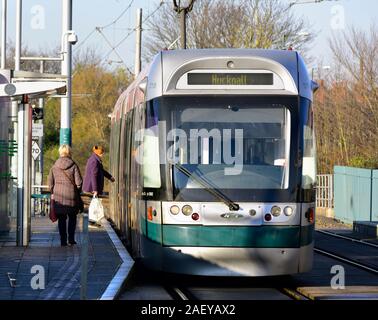 Tramway de Nottingham ramasser et déposer les passagers à l'arrêt de tramway David Lane,Basford, Nottingham, Angleterre, Royaume-Uni Banque D'Images