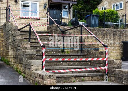 Bradford on Avon, Royaume-Uni, le 13 juillet 2019 un vol d'étapes sur une route résidentielle a été l'aide de ruban isolant avec bande rouge et blanc par manque de sécurité dans les garde-corps Banque D'Images