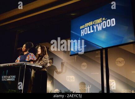 West Hollywood, États-Unis. Dec 11, 2019. Actrices Danai Gurira (L) et d'Amérique Ferrera annoncer les nominations sur scène pour la 26e assemblée annuelle à la SAG Awards Pacific Design Center de West Hollywood, Californie Le mercredi, Décembre 11, 2019. Les gagnants seront annoncés lors d'un live à l'échelle nationale en simultané sur TNT et le SCT le Dimanche, Janvier 19, 2020. Photo par Jim Ruymen/UPI UPI : Crédit/Alamy Live News Banque D'Images