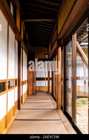 Chambre ryokan traditionnel japonais avec portes coulissantes shoji tatami papier marbre dans le couloir couloir menant à la salle de fenêtres voir rock ga Banque D'Images