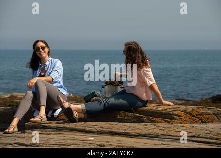 Deux femmes à l'extérieur de homards de cuisson sur la côte du Maine. Banque D'Images