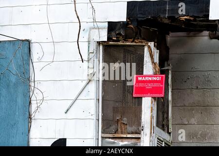 Ancienne maison en bois blanc patiné avec gros plan du signe de l'avis d'avertissement du commissaire des incendies à Atlanta, Géorgie Banque D'Images