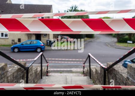 Bradford on Avon, Royaume-Uni, le 13 juillet 2019, une bande de sécurité de mesures d'isolement sur une rue résidentielle, à l'estompe au-delà de la rue Banque D'Images