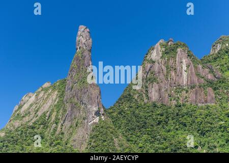 Beau paysage de montagnes rocheuses spectaculaires sur la forêt verte dans la Serra dos Órgãos, Rio de Janeiro, Brésil Banque D'Images