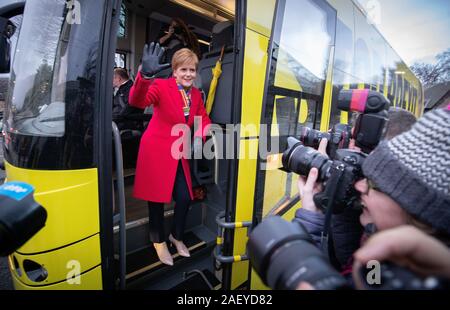 Leader du SNP Nicola Sturgeon boards la campagne électorale du parti de l'extérieur du bus le Parlement écossais, Edimbourg, le dernier jour de la campagne électorale générale trail. PA Photo. Photo date : mercredi 11 décembre 2019. Crédit photo doit se lire : Jane Barlow/PA Wire Banque D'Images