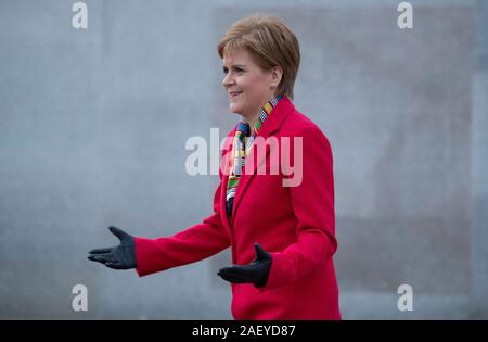 Leader du SNP Nicola Sturgeon quitte le Parlement écossais, Edimbourg, après le premier ministre, le dernier jour de la campagne électorale générale trail. PA Photo. Photo date : mercredi 11 décembre 2019. Crédit photo doit se lire : Jane Barlow/PA Wire Banque D'Images