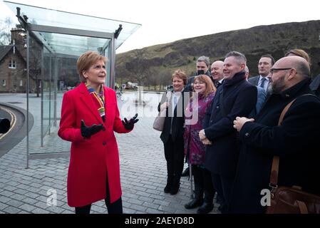 Leader Nicola Sturgeon SNP avec partisans à l'extérieur du Parlement écossais, Edimbourg, le dernier jour de la campagne électorale générale trail. PA Photo. Photo date : mercredi 11 décembre 2019. Crédit photo doit se lire : Jane Barlow/PA Wire Banque D'Images