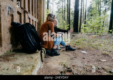 Les femmes en streaming vidéo sur leur smartphone dans une forêt à distance Banque D'Images