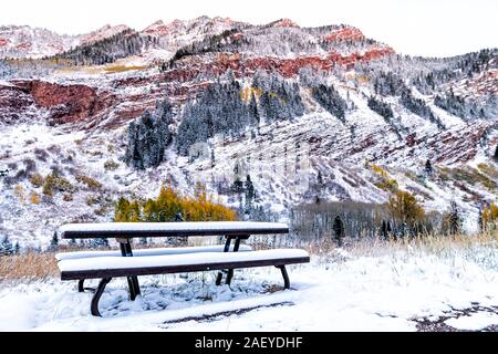 Maroon Bells table de pique-nique à Aspen, Colorado rocky mountain couvertes de neige gelée après l'hiver en automne 2019 avec montagnes rouges Banque D'Images