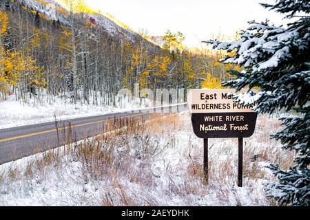 Maroon Bells signe pour portail nature sauvage et white river national forest à Aspen, Colorado rocky mountain couvertes de neige après l'hiver gelé en automne Banque D'Images