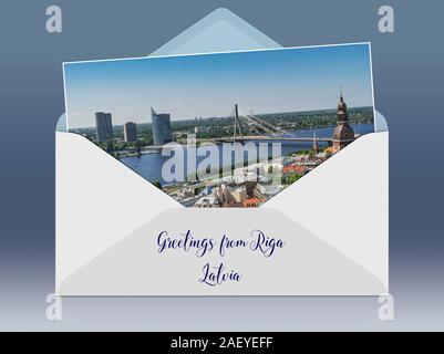 Une enveloppe avec une photo et les salutations de légende. Vue sur la vieille ville de Riga en Lettonie, Pays Baltes, Europe Banque D'Images