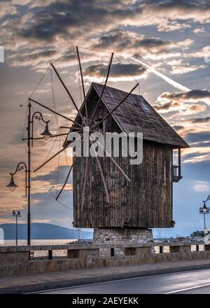 Nessebar, Bulgarie - 07.10.2019. Ancien moulin sur le chemin de l'ancienne ville de Nessebar en Bulgarie Banque D'Images