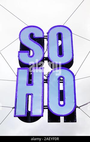 Londres, Royaume-Uni - 1er décembre 2019 : Soho Neon Sign suspendu au-dessus d'une rue de Londres. Banque D'Images