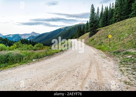 Vue grand angle vert de montagnes alpines avec chemin de terre menant à Ophir passent près du sentier du lac Columbine dans Silverton, Colorado en 2019 matin d'été Banque D'Images