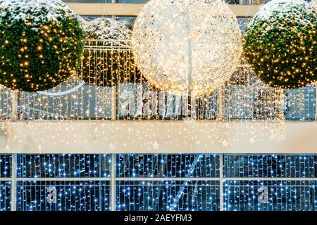 Poteaux d'éclairage en forme d'une énorme boule de Noël Banque D'Images