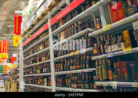 Cognacs, vodka, brendy, et autres boissons alcoolisées sur les rayons des supermarchés. Large sélection de boissons alcoolisées en bouteilles en boutique. Les boissons alcoolisées Banque D'Images