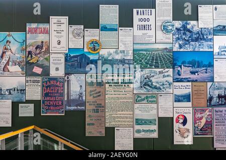 Beatrice, Nebraska - Homestead National Monument. Affiches et brochures la promotion d'headsteading s'affichent dans le Centre du patrimoine mondial. Banque D'Images