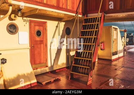 Vieux bateau piscine terrasse en bois escalier et porte de cabine Banque D'Images