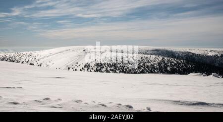 Petrovy kameny rock formation et trou de Praded Vysoka colline hill dans Jeseniky mountains en République tchèque au cours de la journée d'hiver venteux Banque D'Images