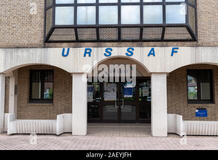 Calais, France - 07 mai, 2019 : le logo Urssaf sur le bâtiment, l'agence du gouvernement bureau collecter des cotisations sociales Banque D'Images