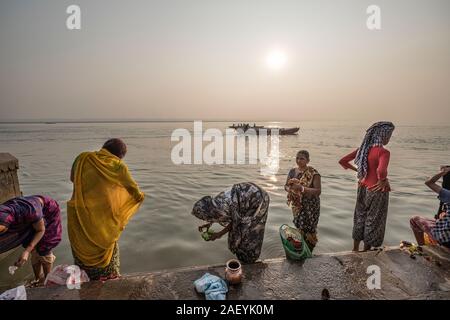 Bain quotidien et sacré à l'épargne le Gange river, Varanasi, Uttar Pradesh, Inde. Banque D'Images