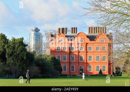 Extérieur de Kew Palace dans les jardins botaniques royaux de Kew le gratte-ciel des yeux derrière Kew west London England UK Banque D'Images