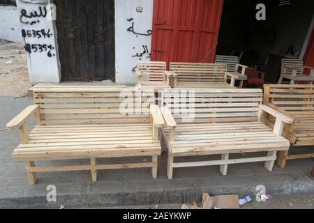 L'homme fait palestinien des chaises de bois, en raison de leur incapacité à acheter de nouveaux bois en raison de la détérioration économique, dans la bande de Gaza. Banque D'Images