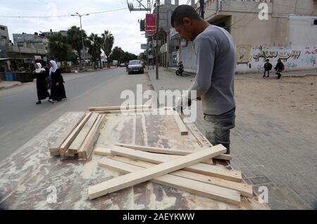 L'homme fait palestinien des chaises de bois, en raison de leur incapacité à acheter de nouveaux bois en raison de la détérioration économique, dans la bande de Gaza. Banque D'Images