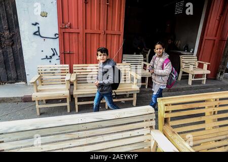 L'homme fait palestinien des chaises de bois, en raison de leur incapacité à acheter de nouveaux bois en raison de la détérioration économique, dans la bande de Gaza. Banque D'Images