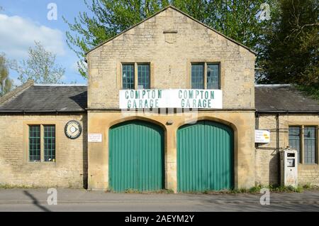 Fermé, Vacant & Village abandonné Garage, station de charge et de pompe à essence ancienne à long Compton Warwickshire Angleterre UK Banque D'Images